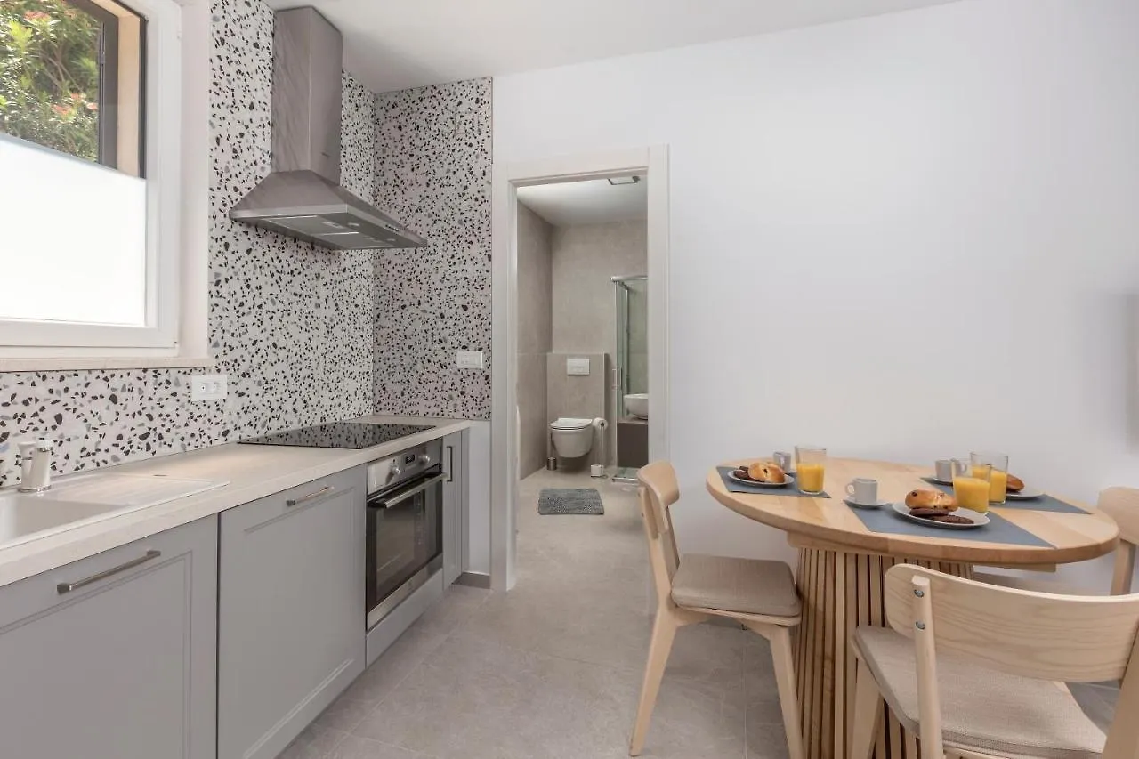 Apartments Grey, Green I White Malinska