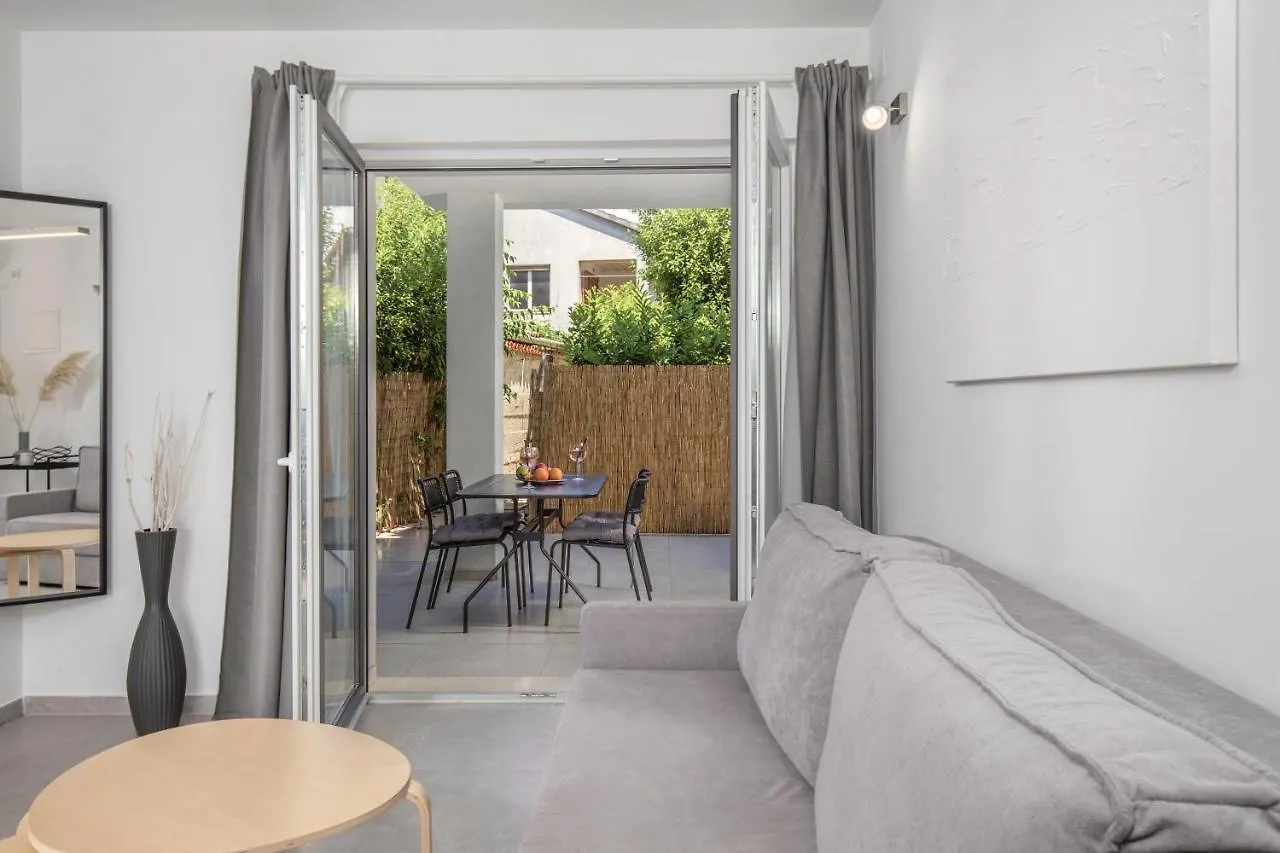 Apartments Grey, Green I White Malinska