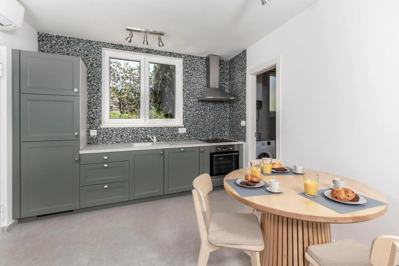 Apartments Grey, Green I White Malinska